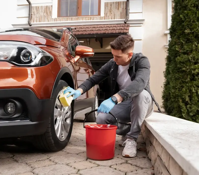Lavage auto à domicile Pébrac : professionnel intervenant sur un véhicule